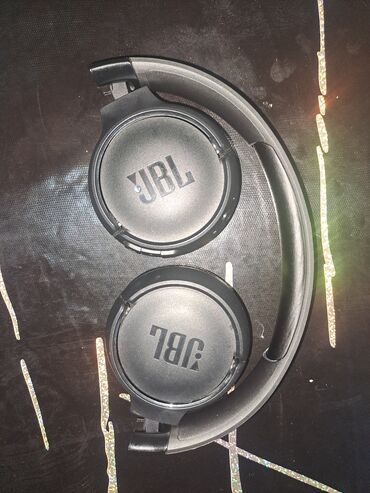 akg qulaqcıq: JBL Tune520BT. 1 ay olar almışam, 120 manatdı. 65ə satıram.Pula