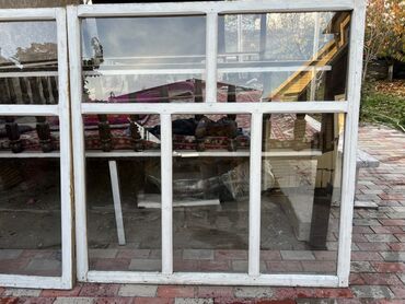 буу терезе эшик: Продаю деревянные окна и дверь со стеклом. Размер окна 145/145 по