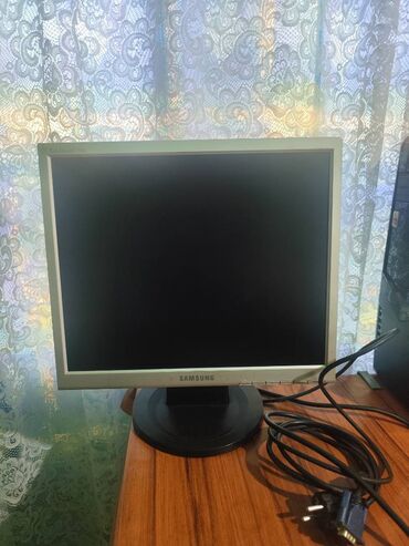 Desktop računari i radne stanice: Kuciste i monitor Ociscen, podignut svez operativni sistem, spreman — 12