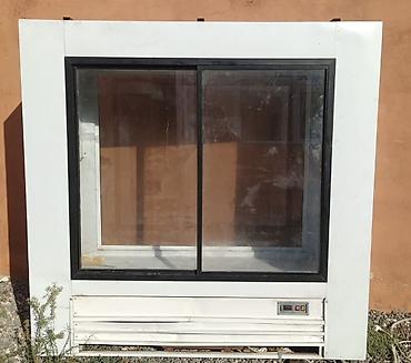 Şaquli sürüşən qapılı vitrin tipli soyuducu Ət üçün şkaf və vitrin