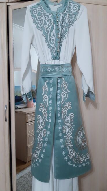 женскую одежду 44 46 размеров: Вечернее платье, Длинная модель, Атлас, С рукавами, Стразы