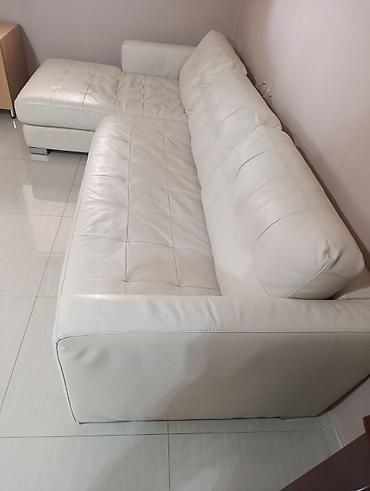 Ugaone garniture: Nameštaj – više artikala 1) Drvena vitrina sa staklenim krilima – — 34