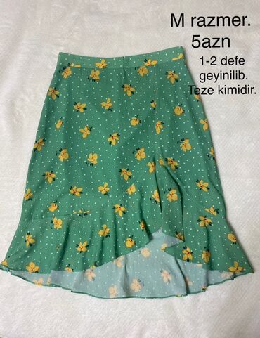 Yeni kimi. Yaşıl rəngdə, M ölçülü qadın ətəyi. Sarı çiçək və ağ nöqtə