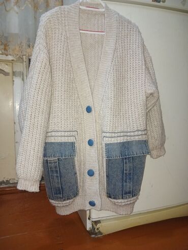 женские стеганые юбки: Qadın kardiqanı – bej rəngli, qalın toxuma, oversayz kəsim. - V‑yaxa