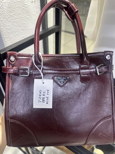 Классические сумки: Классическая сумка, Prada, Материал: Экокожа, Винтажный стиль, Оригинал, Съёмный ремень, Женские, Новый at lalafo.kg Классические сумки: Классическая сумка, Prada, Материал: Экокожа, Винтажный стиль, Оригинал, Съёмный ремень, Женские, Новый
