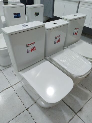 бак для душа: Ağ rəngdə unitaz dəstləri. Bu dəstlər hamam otaqları üçün uyğundur və