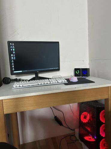 Printerlər: Ağ rəngdə klaviaturası və qara mouse pad ilə birlikdə monitor