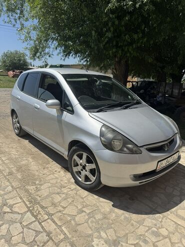 Honda: Серебристый хэтчбек Honda Fit. Компактный автомобиль с просторным