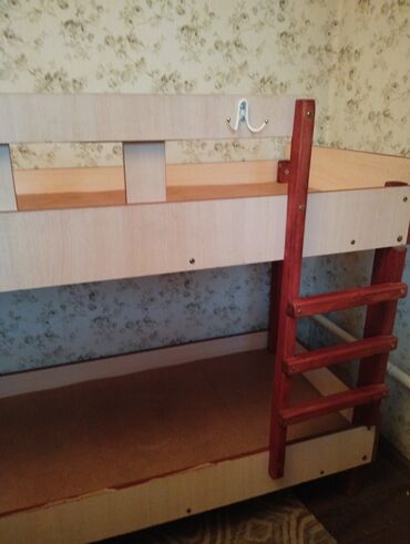 двухъярусный: Продаю детскую двухъярусную кровать, из дерева очень прочную, длина