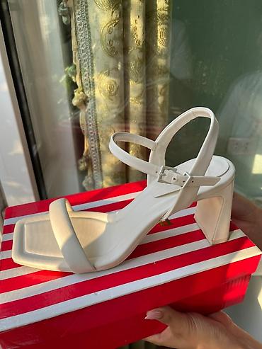Ağ rəngli qadın sandal modeli - Dizayn: Minimalist və zərif kvadrat