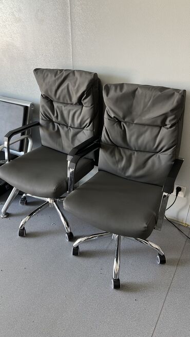и стулья: Комплект офисной мебели, Стул, цвет - Серый, Б/у