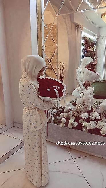 Платье в цветочный принт - Модель: длинное платье свободного кроя с