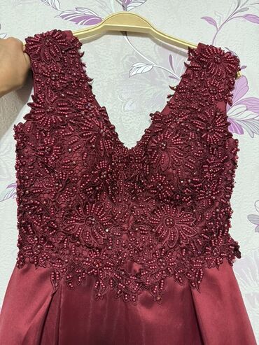 длинное бордовое платье: Кече көйнөгү, Барпайган кооз, Узун модель, Атлас, Жеңдери жок, Таштар, M (EU 38)