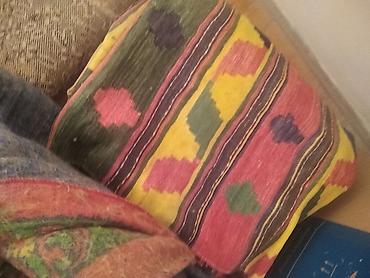 Balışlar, yastıqlar: Rəngli kilim naxışlı döşək/oturacaq yastığı. Qədimi xalçadir. Ehtiyac — 1
