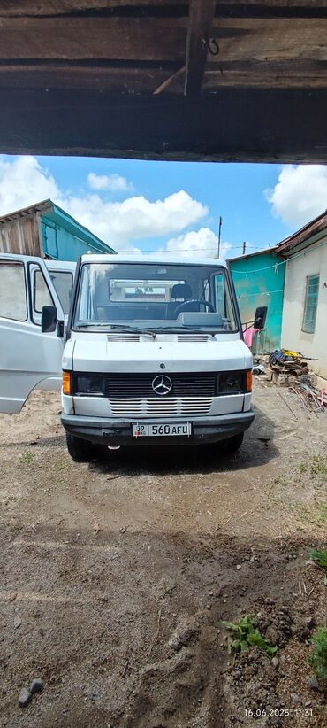merc 211: Грузовик, Mercedes-Benz, Дубль, 3 т, Б/у