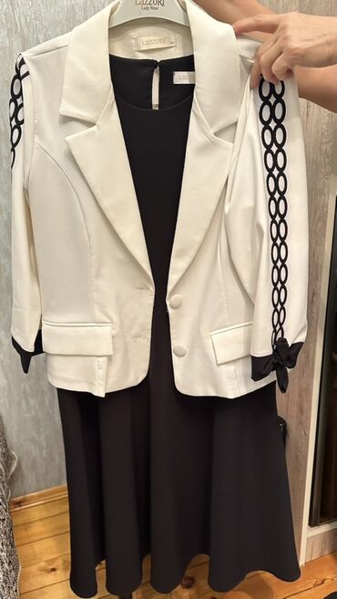 Dəstlər, kostyumlar: Qara rəngdə zərli və mirvari bəzəkli iki hissəli dəst: - Üst: qısa — 5