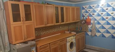 гарнитур кухни: Продаю кухонный гарнитур в хорошем состоянии из добротного крепкого