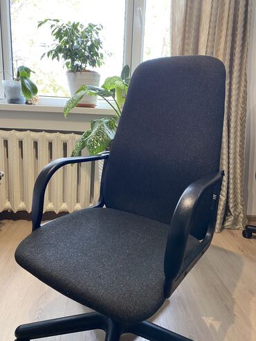 Кресла: В продаже имеются офисные кресла, в новом состоянии, выполнены из