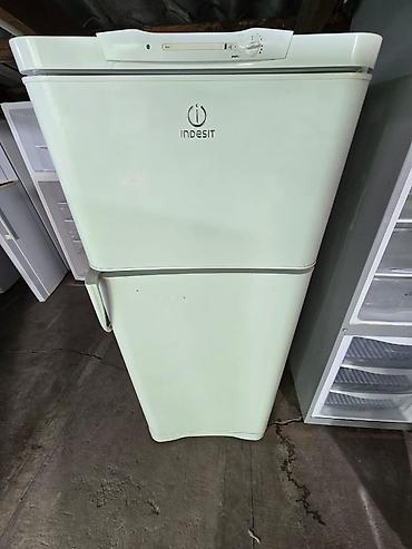 Холодильник Indesit, двухкамерный, белый. - Верхняя камера —