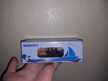 Граммофоны и патефоны: Şəffaf korpusda kiçik döyüş gəmisi modelini əks etdirən miniatür
