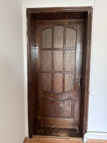 Скупка окон и дверей: Деревянные двери б/у Цена от 1000 сом Маленькая 60 см 1000 сом Средние