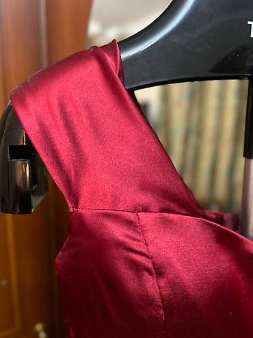 Платья: Элегантное вечернее платье из атласной ткани насыщенного бордового — 10