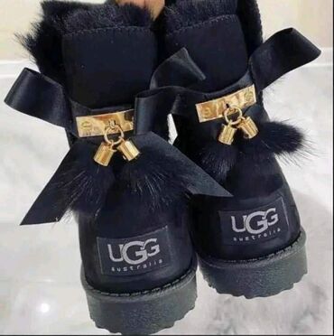 Ugg obuća: Ugg mini čizme, bоја - Crna, 36