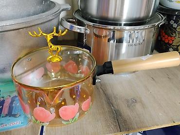Стеклянная кастрюля-сотейник с крышкой и декоративной ручкой-олень -
