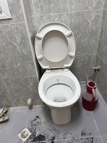 santexnika ütü: Qapaqlı ayaqyolu qabı (unitaz) – doldurma və boşaltma çıxışları ilə