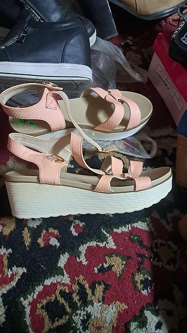 Отдам даром: Отдам обувь за порошок персил.Размеры 37-38.Район Церкви — 11