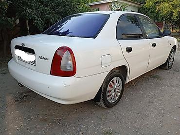 Daewoo: Daewoo Nubira sedan - Kuzov: 4 qapılı sedan, ağ rəng - Ban dizaynı — 3