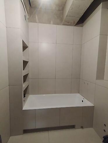 Ванны: (кафельщик) Ванная комната с современной отделкой включает в себя — 10