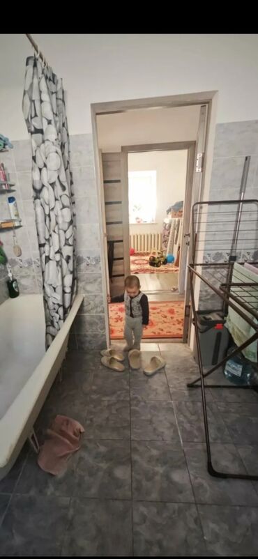 дом комсомольское: 70 кв. м, 3 бөлмө, Унаа токтотуучу жай, Сарай, Забор, тосулган
