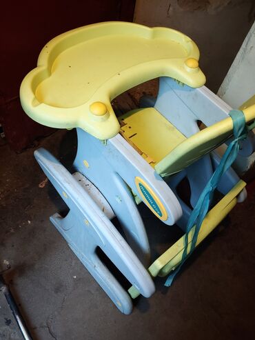 продаю кресло кровать: Продаю детский стул~ трансформер ~2000 сом.кроватку ~ 2200 и офисное