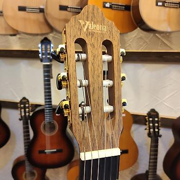 valencia gitara: Elektro klassik gitara valencia vc304ce üst:sitka spruce qol: teak — 2