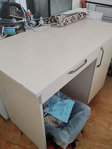 ev stolu: Ağ rəngli kompakt iş masası - Material: Laminat örtüklü MDF/taxta — 1