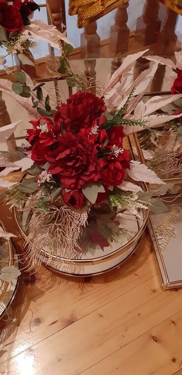 Xonça: Ağ güllərlə birlikdə 700 manata satılır.2 dəst qırmızı və mavi — 5