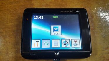 na gumu dzepovi: MEDION GoPal E3240 navigator 8.89 cm (3.5") Touchscreen Fixed Black