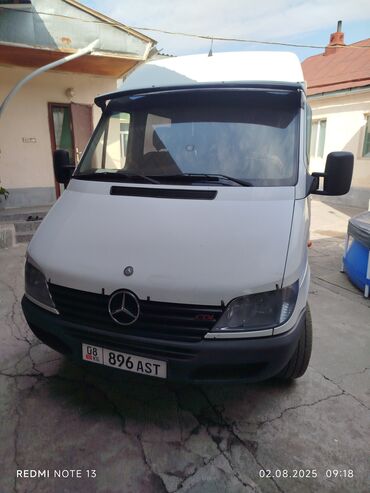 домик на колесо: Белый фургон Mercedes-Benz Sprinter, оснащенный высоким кузовом и