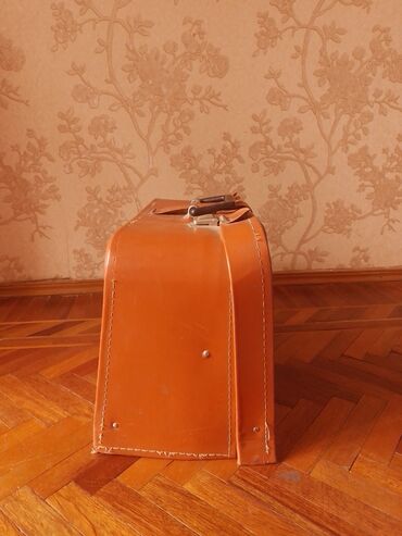 Qədim tikiş maşınları: Məhsul: Köhnə tip əl ilə işləyən tikiş maşını (daşınan model) Təsvir — 13