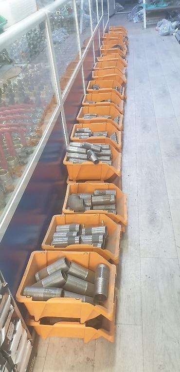 Другая сантехника: Изогнутая металлическая труба с резьбой на одном конце. Подходит для — 29