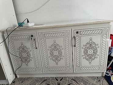 камод с замком: Комод/тумба с тремя распашными дверцами в классическом стиле — 1