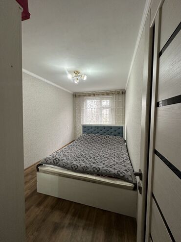 срочно продаётся 1 комнатная квартира в районе ошского рынка по улице молодая гвардия: 2 бөлмө, 42 кв. м, 104-серия, 1 кабат