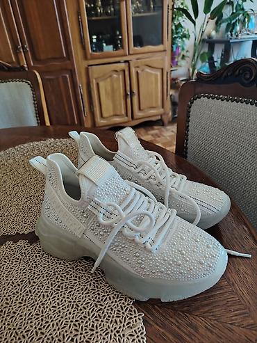 nike stikle: Steve Madden Ženske patike – bele, ukrašene, potpuno nove, kupljene u — 4