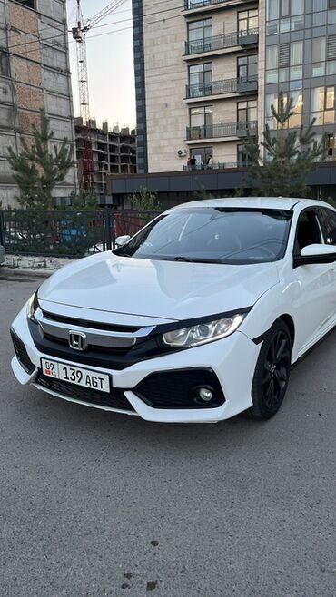 хонда автомобили: Белый седан Honda Civic с современным дизайном кузова. Автомобиль