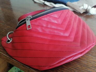 Tašne: Potpuno nova crvena torbica (može da bude na rame, može pederuša)