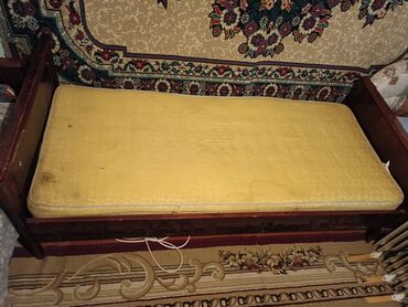 Односпальные кровати: Односпальная кровать, Б/у, С матрасом, Дерево, длина - 19 см
