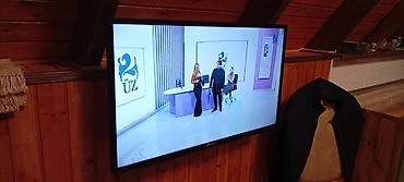 Samsung LED televizor, təxminən 40–43 düym ekran ölçüsü. - Nazik