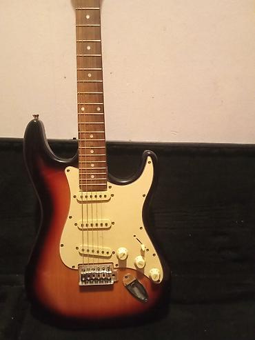 Gitare: Električna gitara tipa Stratocaster u sunburst finišu, sa belim — 6