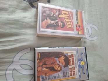 DVD və Blu-ray pleyerlər: İki ədəd VHS video kaseti: biri “Yalan”, digəri isə “Dərdimden